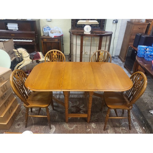 335 - A FINE GOLDEN OAK DROP LEAF DINING TABLE WITH 4 WINDSOR  CHAIRS