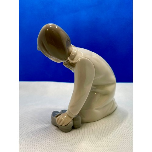 232 - LITTLE GIRL WITH SLIPPERS Lladro 4523 GIRL IN NIGHTDRESS KNEELING BY SLIPPERS FINGER TO MOUTH