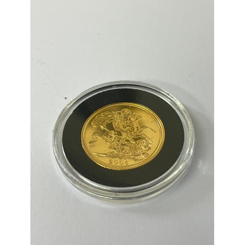 251 - ELIZABETH II 22CT GOLD SOVEREIGN COIN -2006 IN PROTECTIVE CASE -