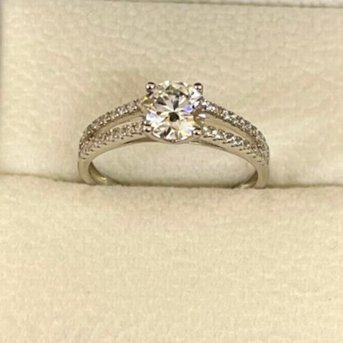 255 - 18CT WHITE GOLD SPLIT BAND PAVE SET WITH CENTRAL SOLITAIRE  - APPROX 1.00 CT LAB GROWN DIAMONDS - 1.... 