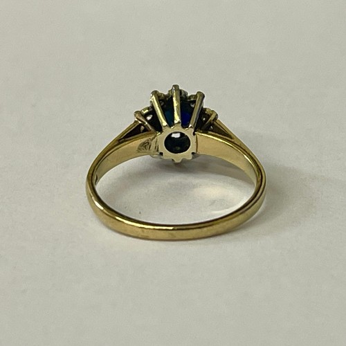 260 - 9CT YELLOW GOLD, SAPPHIRE & DIAMOND FLORET CLUSTER RING WITH BASKET MOUNT, DIAMOND SET AROUND A ROUN... 