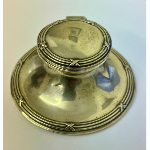 266 - A LIDDED INKWELL WITH RIBBON & REEDED DESIGN - H/M BIRMINGHAM  1906, M/M 'A&JZ' - PROBABLY A & J Zim... 