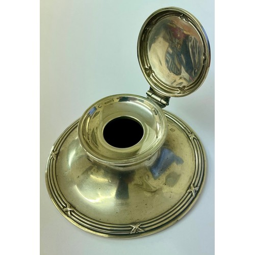 266 - A LIDDED INKWELL WITH RIBBON & REEDED DESIGN - H/M BIRMINGHAM  1906, M/M 'A&JZ' - PROBABLY A & J Zim... 