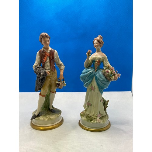 274 - A PAIR OF ITALIAN GINORI CAPODIMONTE PORCELAIN FIGURINES - A GENTLEMAND AND A LADY SELLING FLOWERS (... 