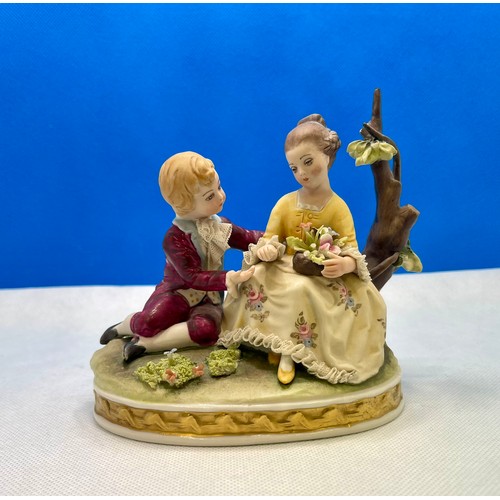 274 - A PAIR OF ITALIAN GINORI CAPODIMONTE PORCELAIN FIGURINES - A GENTLEMAND AND A LADY SELLING FLOWERS (... 