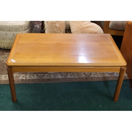 294 - A TEAK MID-CENTURY NATHAN RECTANGULAR COFFEE TABLE WITH CURVED EDGES AND RAISED LEGS - L: 95 X D:52 ... 