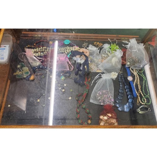 264A - VERY LARGE QUANTITY OF COSTUME JEWELLERY