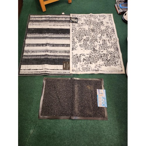 50A - SET OF 2 MON CHATEAU ACCENT RUGS 76CM BY 114CM TOGETHER WITH A SET OF 2 INDOOR/OUTDOOR DOOR MATS