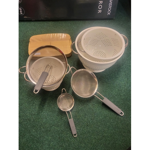 85 - MIXED KITCHEN LOT INCL 2X TRAMONTINA CHOPPING BOARDS, 3X COLANDERS & 2 SIEVES