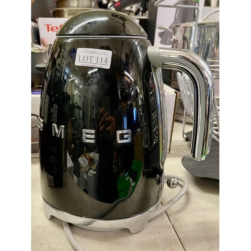 114 - BLACK SMEG ELECTRIC KETTLE WITH LID BUTTON FAULT (Does not prevent it boiling)