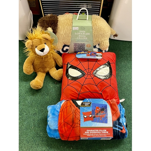 150 - A PACKAGED LITTLE MIRACLES 2 PCE GIFT SET INCL - PLUSH LION & BLANKET TOGETHER WITH A SPIDERMAN CHAR... 