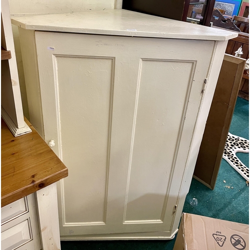 230 - A WHITE PAINTED CORNER CABINET WITH FOUR SECTION CUPBOARD