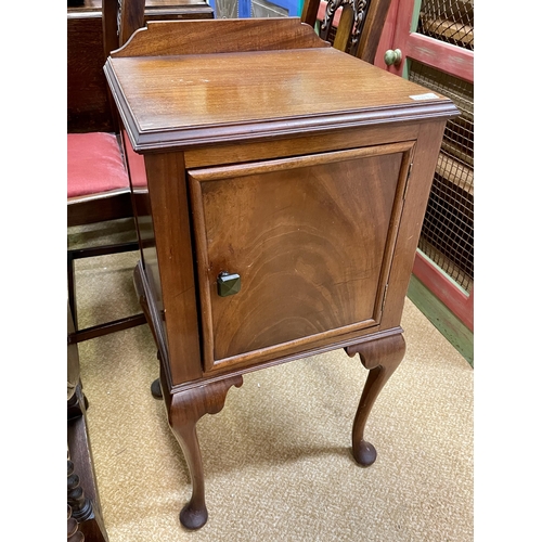 254 - A VINTAGE MAHOGANY NIGHT STAND, SINGLE DOOR CUPBOARD ON QUEEN ANNE STYLE LEGS