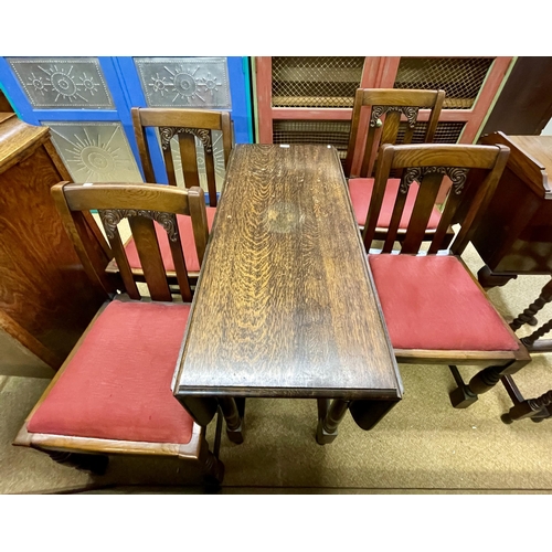 257 - AN ATTRACTIVE OAK DROP LEAF GATELEG DINING TABLE WITH FOUR MATCHING CHAIRS