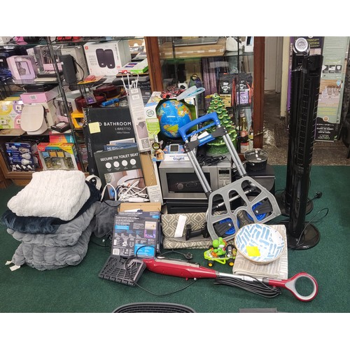 220 - LARGE QTY OF DAMAGED REPAIRABLES INC. AIR FRYERS, DUAL AIR FRYERS, VARIOUS HEATED THROWS, TAVISTOCK ... 