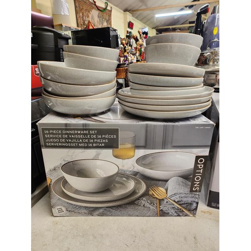 116 - BOXED 16 PIECE OVER AND BACK OPTIONS EARTHENWARE STYLE DINNER SERVICE - 4 DINNER PLATES/4 SIDE PLATE... 