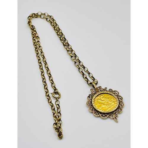 348 - A 9CT YELLOW GOLD BELCHER (ROLO) CHAIN WITH A 9CT YELLOW GOLD PENDANT MOUNT ENCLOSING A 1968 ELIZABE... 