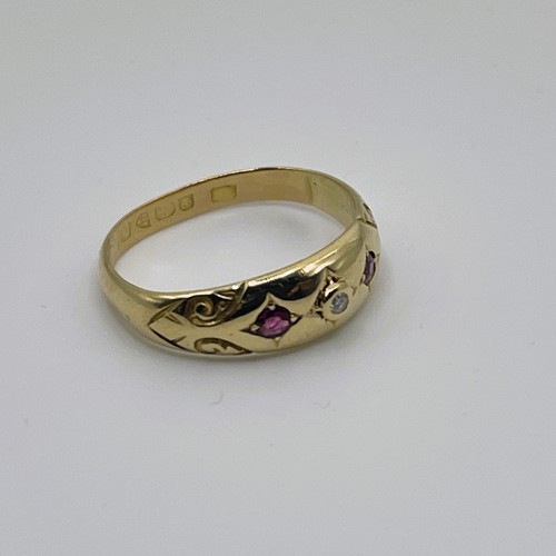 364 - 18ct Yellow Gold, Diamond, Ruby ring - A Diamond & Ruby three stone Ring mounted in 18ct Yellow Gold... 