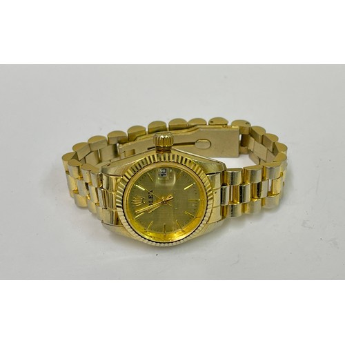 366 - A REPRODUCTION LADIES WRISTWATCH - MARKED 'ROLEX' IN YELLOW METAL -DATE APERTURE AT 3 WITH GENUINE V... 