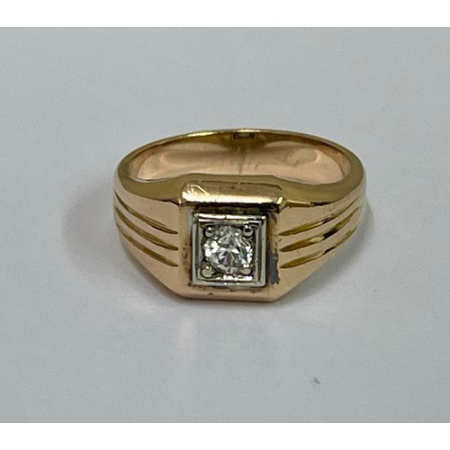 367 - A GENTLEMANS GOLD & DIAMOND SOLITAIRE SIGNET RING - WITH OLD ROUND CUT STONE OF APPROX 0.5CTS - 9.8G... 