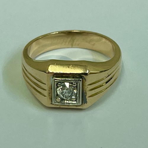 367 - A GENTLEMANS GOLD & DIAMOND SOLITAIRE SIGNET RING - WITH OLD ROUND CUT STONE OF APPROX 0.5CTS - 9.8G... 