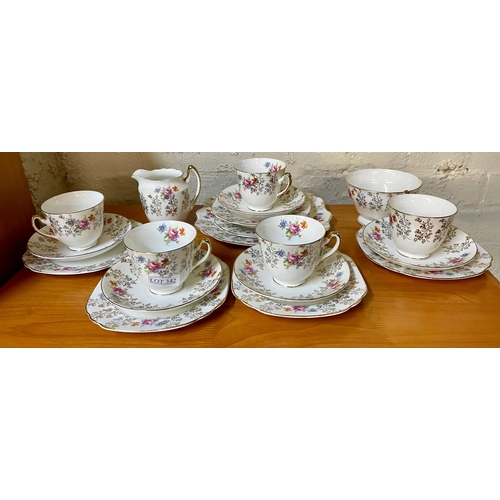 386 - AN ENGLISH FINE BONE CHINA 18CT GOLD INLAY TEA SERVICE FLORAL DESIGN (19 PIECES)