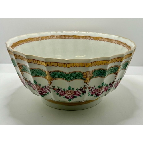 252 - 19th C. Samsom ware Centre bowl with floral pattern design and gold and blue handpainted design