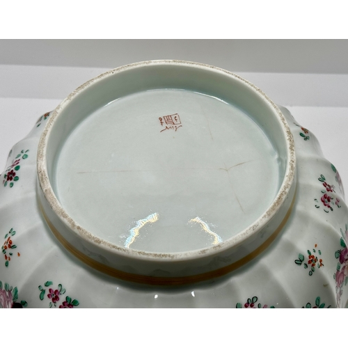 252 - 19th C. Samsom ware Centre bowl with floral pattern design and gold and blue handpainted design