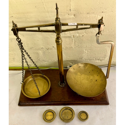 264 - A VICTORIAN BRASS PAN SCALE WITH 3 WEIGHTS (4OZ, 80Z 1LB) ON MAHOGANY STAND