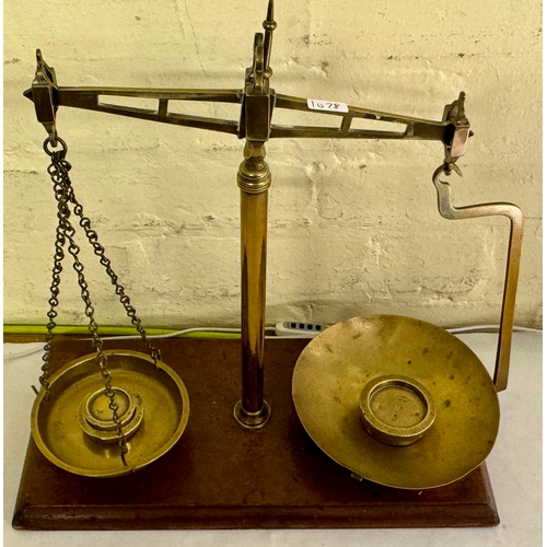 264 - A VICTORIAN BRASS PAN SCALE WITH 3 WEIGHTS (4OZ, 80Z 1LB) ON MAHOGANY STAND