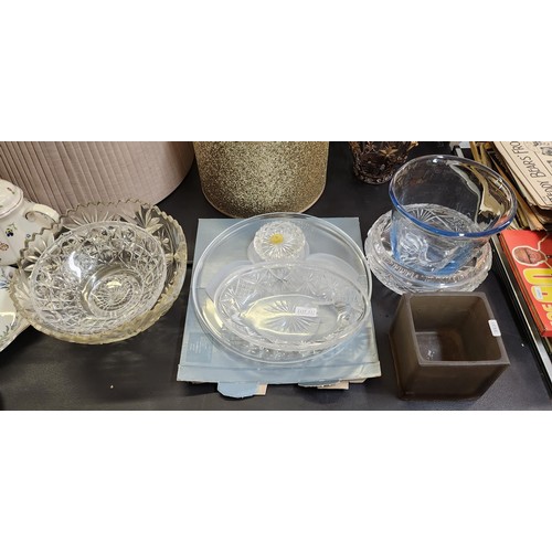 332 - COLLECTION OF GLASSWARES INC. A DURAND FLAT PLATE, BELFAST CRYSTAL PAPERWEIGHT, VARIOUS BOWLS AND DI... 