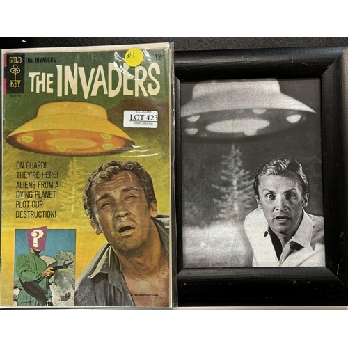 423 - GOLD KEY THE INVADERS MAG. 1967 VOL 1 TOGETHER WITH A FRAMED PRINT