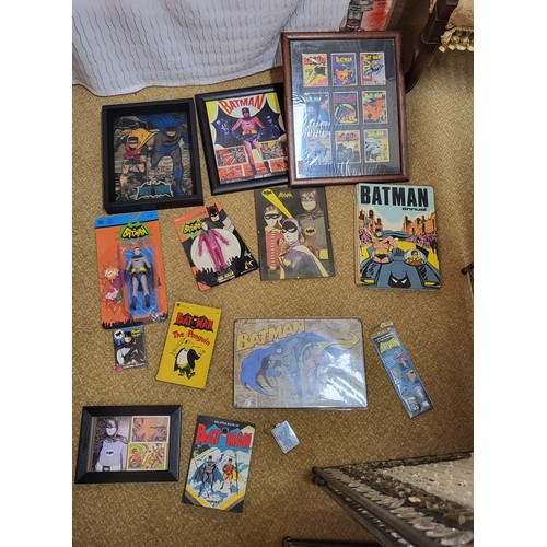 451 - CLASSIC TV SERIES BATMAN MEMORABILIA - FIGURINES BATMAN UNMASKED, THE JOKER, PLAYING CARDS, VARIOUS ... 