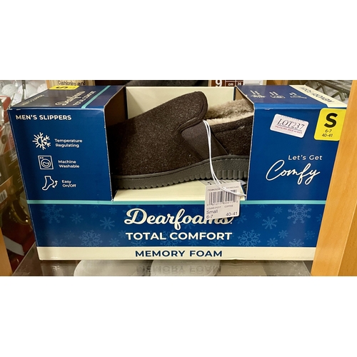 237 - BOXED PAIR OF DEARFOAM TOTAL COMFORT GENTS SLIPPERS - SIZE S 6/7