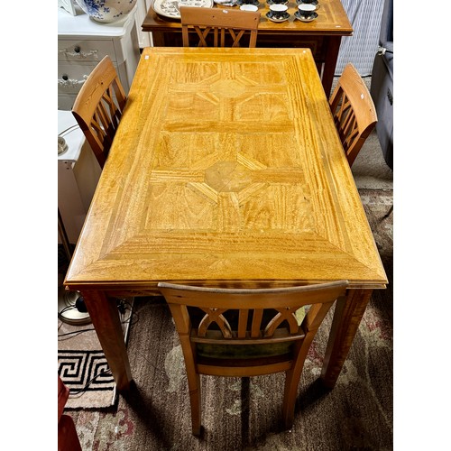 277 - A MODERN CROSSBANDED INLAID DINING SUITE COMPRISING -A RECTANGULAR LIGHT/GOLDEN OAK DINING TABLE - O... 