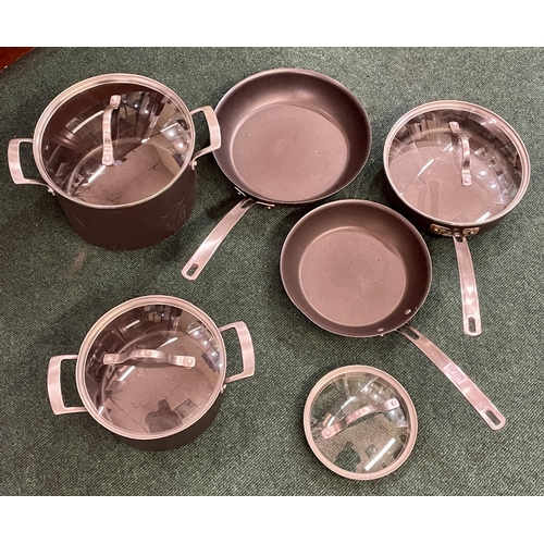 104 - 9 PIECE KIRKLAND SIGNATURE PAN SET (5 PANS 4 LIDS) SHOWING SIGNS OF USAGE