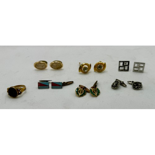 347 - A SMALL COLLECTION OF CUFFLINKS AND AN ANTIQUE RING WITH DAMAGED QUARTZ/AGATE INSET