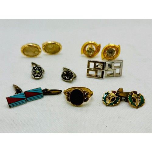 347 - A SMALL COLLECTION OF CUFFLINKS AND AN ANTIQUE RING WITH DAMAGED QUARTZ/AGATE INSET