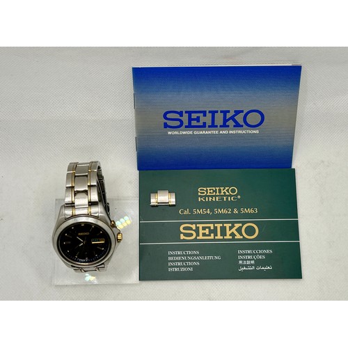 351 - A GENTLEMAN'S SEIKO KINETIC STAINLESS STEEL WRISTWATCH WITH BOX & PAPERS