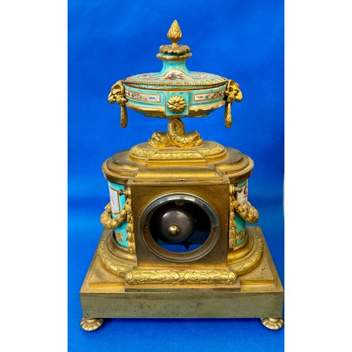 335 - A 19TH C GILT BRONZE AND PORCELAIN MANTEL CLOCK, SPRING DRIVEN STRIKING MOVEMENT, SEVRES STYLE FLORA... 