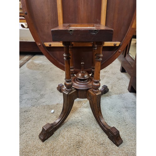 326 - A VICTORIAN FIGURED BURR WALNUT OVAL TILT TOP LOO TABLE RAISED ON FOUR TURNED SUPPORTS AND FOUR CARV... 