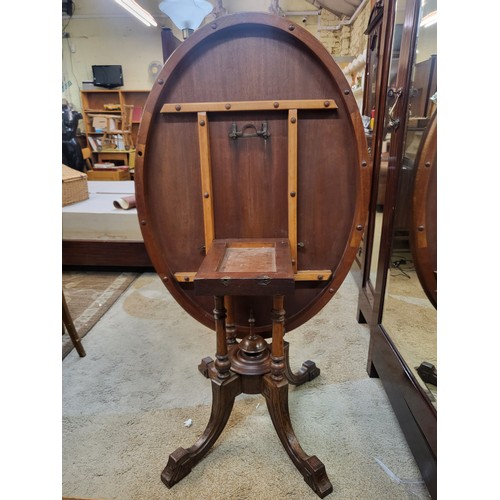 326 - A VICTORIAN FIGURED BURR WALNUT OVAL TILT TOP LOO TABLE RAISED ON FOUR TURNED SUPPORTS AND FOUR CARV... 