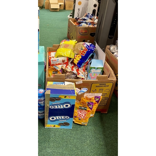 157 - LARGE BOX OF VARIOUS SWEETS AND CONFECTIONERY INC. WELCHS FRUIT SNACKS, KINDER BUENOS, KINDER BARS, ... 