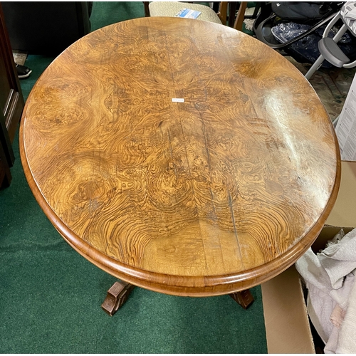 294 - A VICTORIAN FIGURED BURR WALNUT OVAL TILT TOP LOO TABLE RAISED ON FOUR TURNED SUPPORTS AND FOUR CARV... 