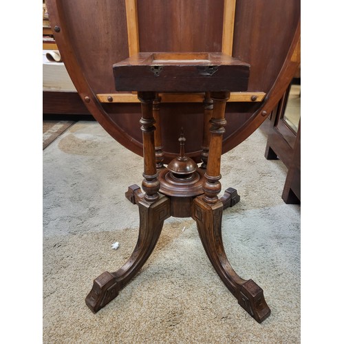 294 - A VICTORIAN FIGURED BURR WALNUT OVAL TILT TOP LOO TABLE RAISED ON FOUR TURNED SUPPORTS AND FOUR CARV... 