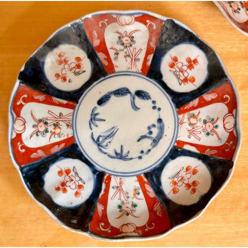 320 - LARGE ANTIQUE JAPANESE EDO MEJI PERIOD IMARI CHARGER WITH SCALLOPED EDGES, APPROX D.30CM