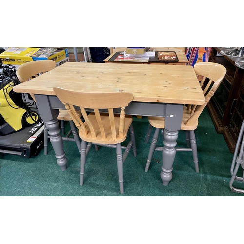 272 - PINE KITCHEN TABLE WITH GRAY PAINTED LEGS WITH THREE MATCHING CHAIRS 77CM HIGH 120CM WIDE AND 75CM D... 