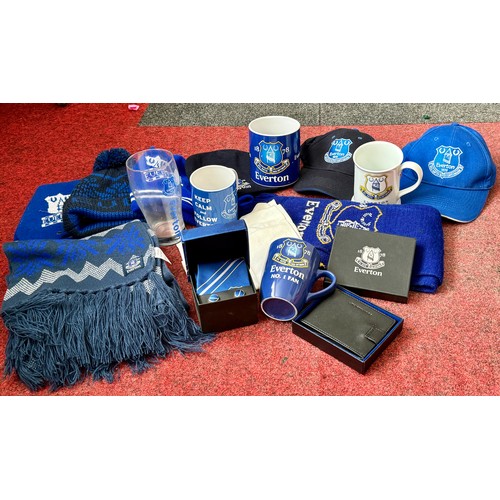 395 - A SMALL COLLECTION OF EVERTON MEMORABILIA INC. 6 X HATS, CUPS, SCARVES, TIE/CUFFLINKS SET BOXED, LEA... 