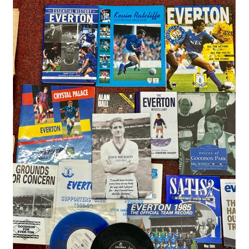 400 - MISCELLANEOUS EVERTON MEMORABILIA - INCL VARIOUS BOOKS, NEWSPAPERS, FANZINES, 2 SINGLE VINYL RECORDS... 