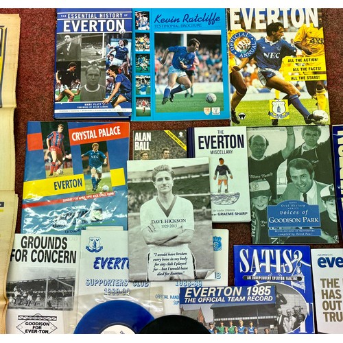 400 - MISCELLANEOUS EVERTON MEMORABILIA - INCL VARIOUS BOOKS, NEWSPAPERS, FANZINES, 2 SINGLE VINYL RECORDS... 